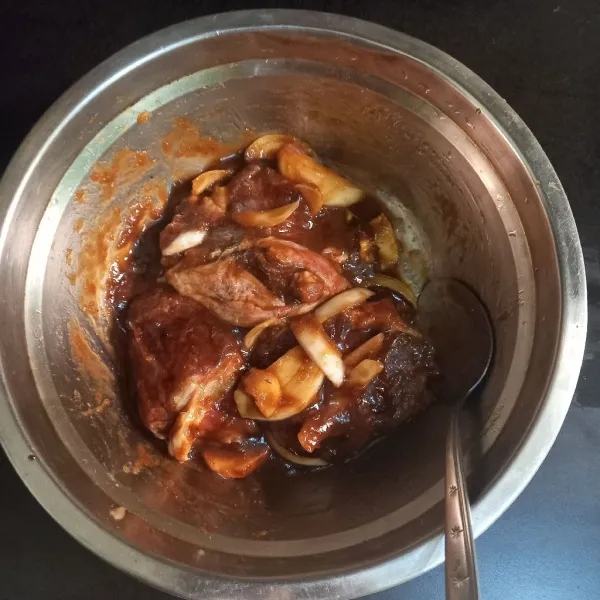 Pukul-pukul daging hingga empuk lalu marinasi dengan cara campurkan bawang putih, jahe, kecap inggris, kecap manis, gula aren, merica, bawang putih, minyak wijen dan penyedap rasa. Balurkan secara merata dan simpan di bagian bawah kulkas selama minimal 6 jam. Lebih bagus kalau dibiarkan semalaman.