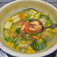 Masukkan tomat, masak sebentar asal layu. Angkat dan sajikan.