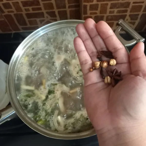 Masukan kapulaga, bunga lawang, cengkeh, merica, terakhir masukan tomat.