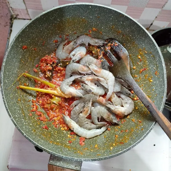 Tuang udang, aduk merata.