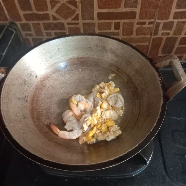 Tumis telur, masukan 1 sdm telur asin sambil diorak arik agar telur harum.masukan udang dan tumis sampai berubah warna.