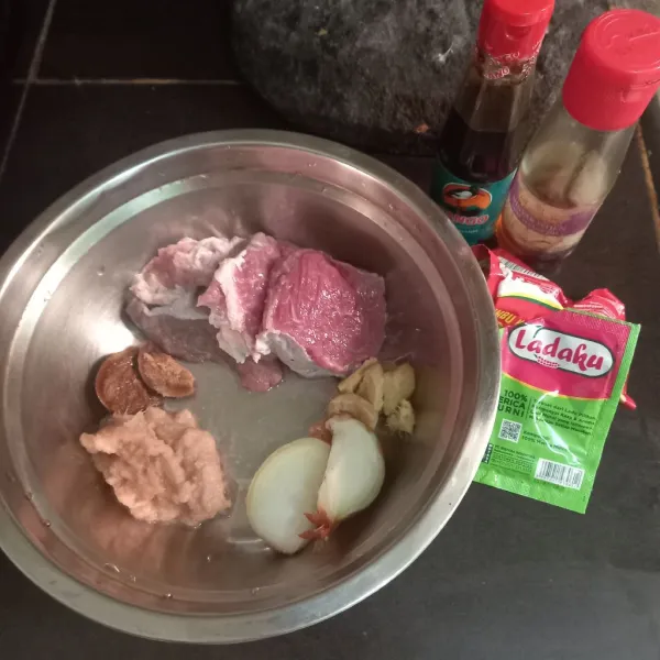Siapkan bahan utama dimulai dari potong daging dengan ukuran dan tingkat ketebalan sedang, haluskan bawang putih, jahe dan potong kasar bawang bombay. Rendam gula aren dalam air panas sampai cair.