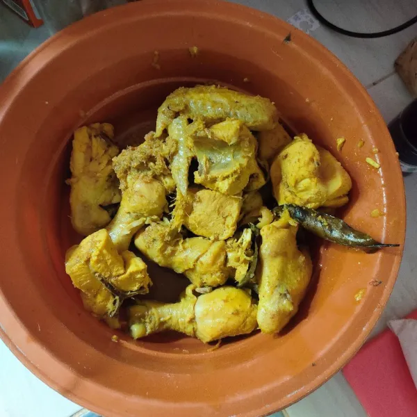 Pisahkan ayam dan air ungkepan