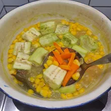 Masukkan terong, wortel dan jagung. Masak ½ matang.