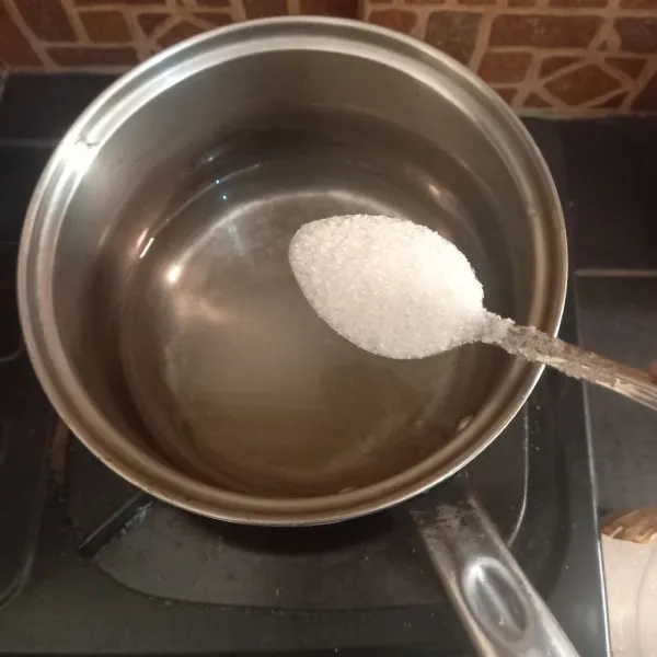 Dalam 150 gram air tambahkan 3 sdm gula pasir, aduk sampai tercampur rata dan masak dengan air kecil.
