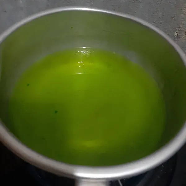 Masukan bahan jelly hijau ke panci, masak hingga mendidih