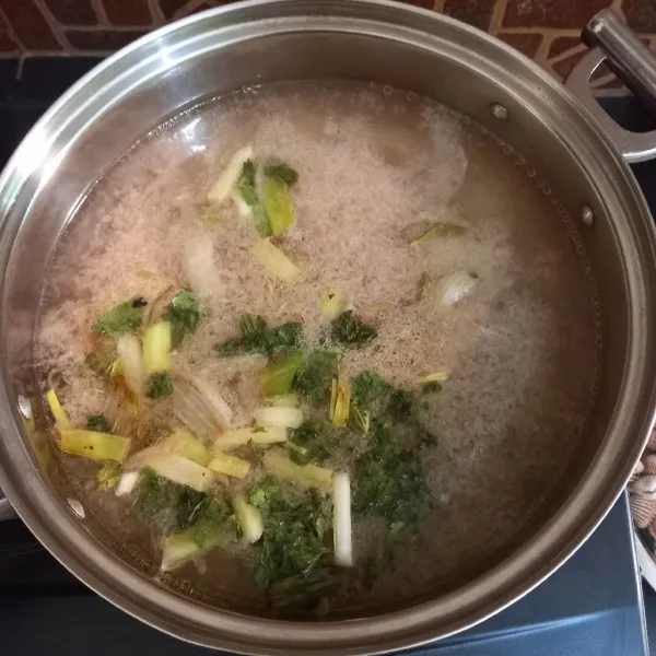 Panaskan air sekitar 700 ml lalu masukan jahe geprek dan bumbu tumis biarkan sampai mendidih.