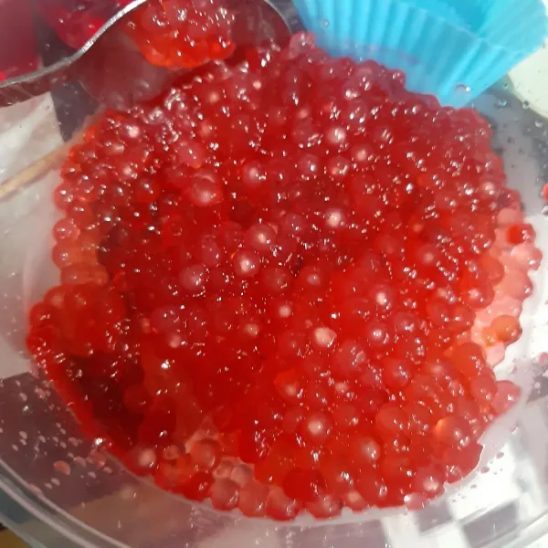 Siapkan sagu mutiara matang, jika saling lengket bisa disiram air dingin lalu tiriskan