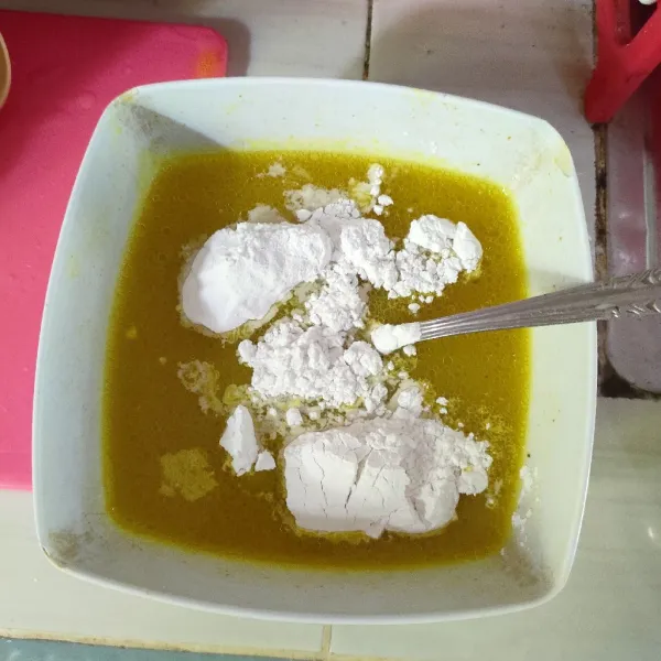 Tambahkan tepung tapioka, tepung maizena dan tepung beras, dan tambahkan kuning telur, aduk sampai tercampur