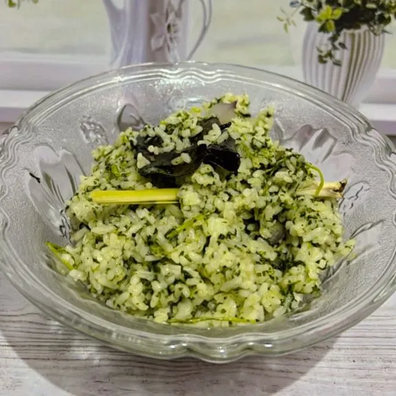 Nasi bayam gurih siap di sajikan untuk anak bisa di tambah telur mata sapi untuk proteinnya.