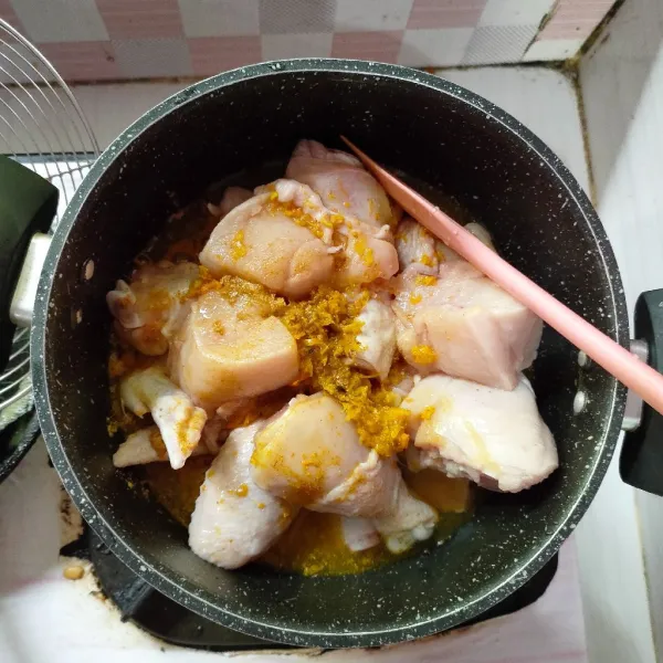 Siapkan panci ungkep ayam beserta bumbu halus, tambahkan air, garam, dan penyedap rasa, masak ayam sampai air nya sisa setengah