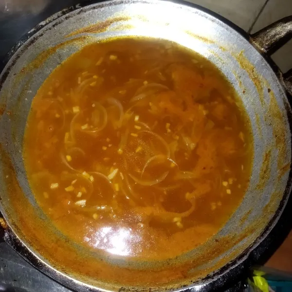 Untuk membuat saus, panaskan margarin. Tumis bawang putih dan bawang bombay sampai matang. Masukkan semua bahan lain, kecuali larutan maizena. Aduk merata dan icip rasa, masak sampai mendidih. Masukkan larutan maizena, aduk cepat sampai mengental.