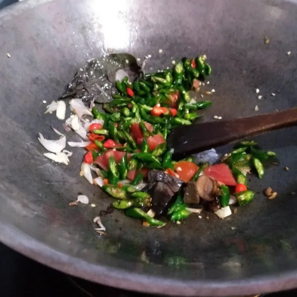 Masukkan cabe, tomat, terasi. Masak hingga semua tanak dan terasi hancur.