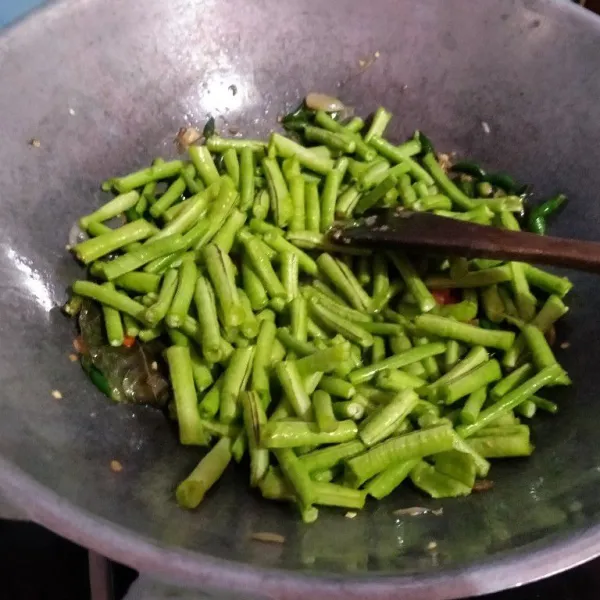 Masukkan kacang panjang dan air, oseng sebentar.