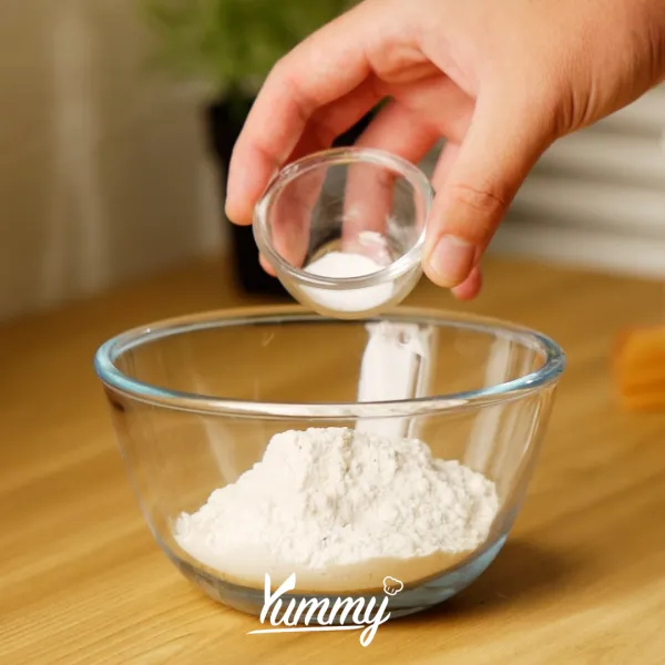 Tambahkan baking powder dan air kedalam wadah berisi tepung, aduk hingga rata lalu celupkan terong hingga terbalur rata