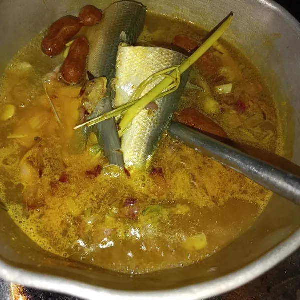 Kemudian masukan bandeng yang sudah di cuci bersih.