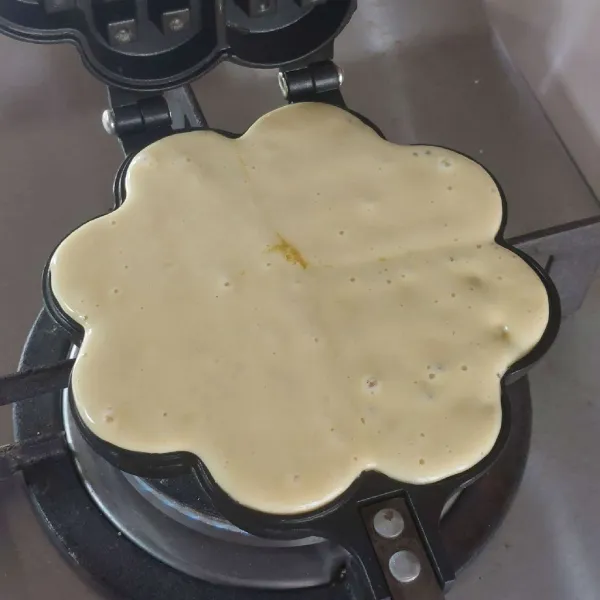 Olesi cetakan dengan sedikit margarin, panaskan, lalu tuang adonan hingga penuh, tutup dan bakar dengan api kecil hingga kecoklatan. Jangan lupa selalu dibolak-balik.