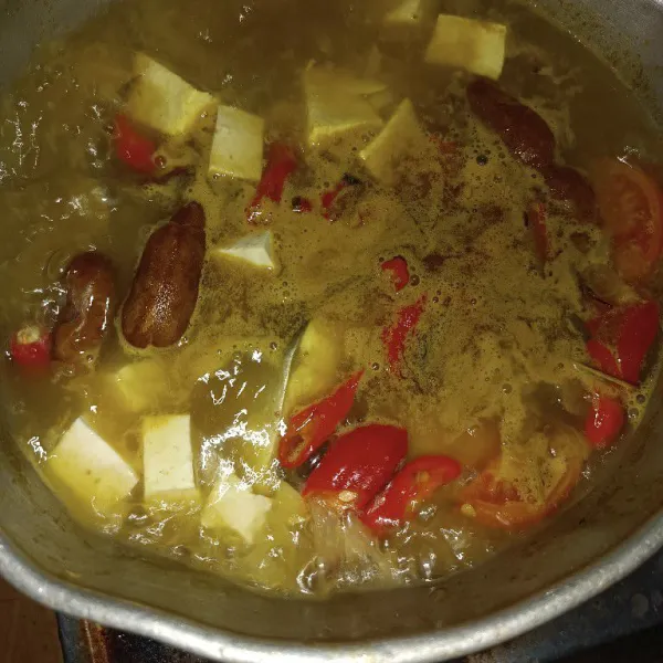 Lanjut masukan tahu, tomat dan cabe merah.