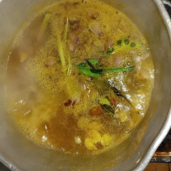 Lanjut dengan masukan bumbu yang sudah di tumis.