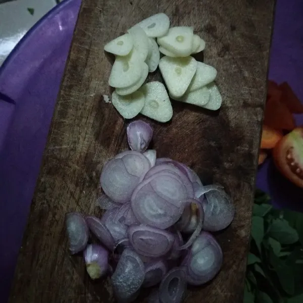 Iris tipis-tipis bawang putih dan bawang merah. Goreng, tiriskan.