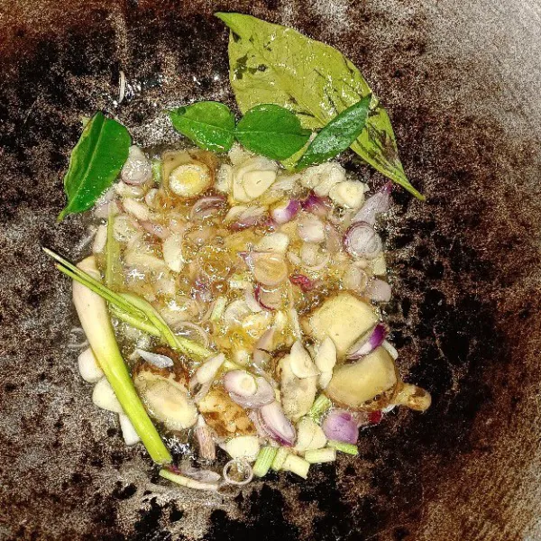 Sambil menunggu air mendidih tumis bawang putih bawang merah yang sudah di rajang/potong dan tambahkan daun salam daun jeruk sereh, jahe dan laos.