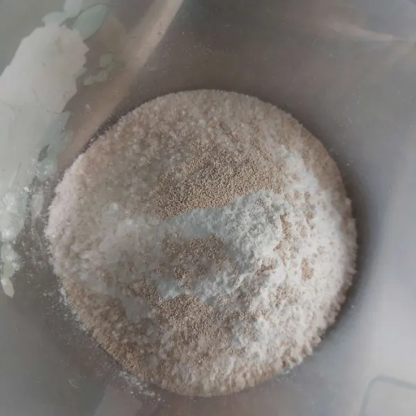 Campur tepung, ragi dan gula pasir, aduk