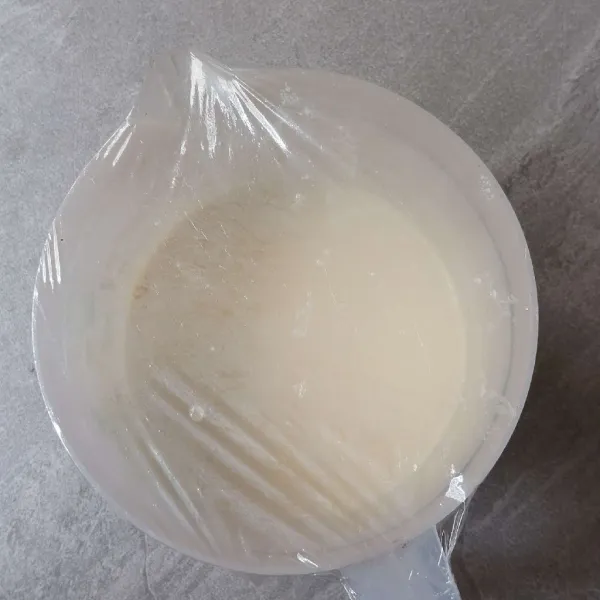 Tutup dengan serbet atau palstik wrap, diamkan sampai mengembang 2x lipat (± 30 menit)