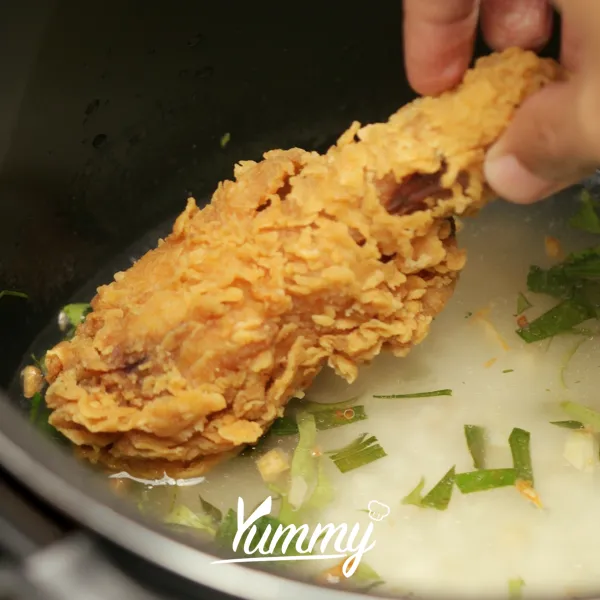 Masukkan ayam crispy diatasnya, lalu masak di dalam rice cooker hingga matang