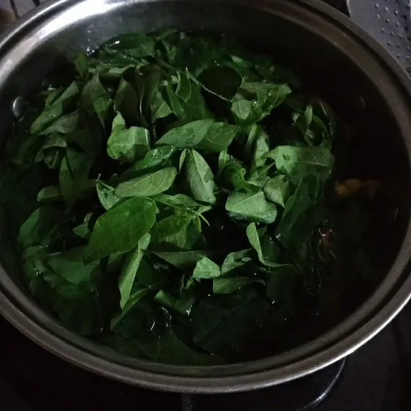 Masukkan daun katuk dan tomat. Masak sampai sayuranmatang.