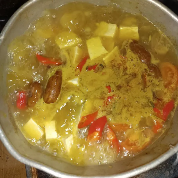 tambahkan garam gula kaldu  dan tunggu hingga mendidih baru masukan daun bawang