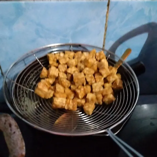 Goreng tempe sampai kecoklatan tapi jangan kering.