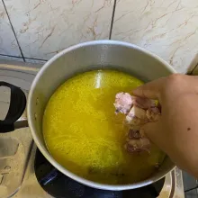 Tambahkan 800 ml air dan ayam potong rebus sampai mendidih dan matang