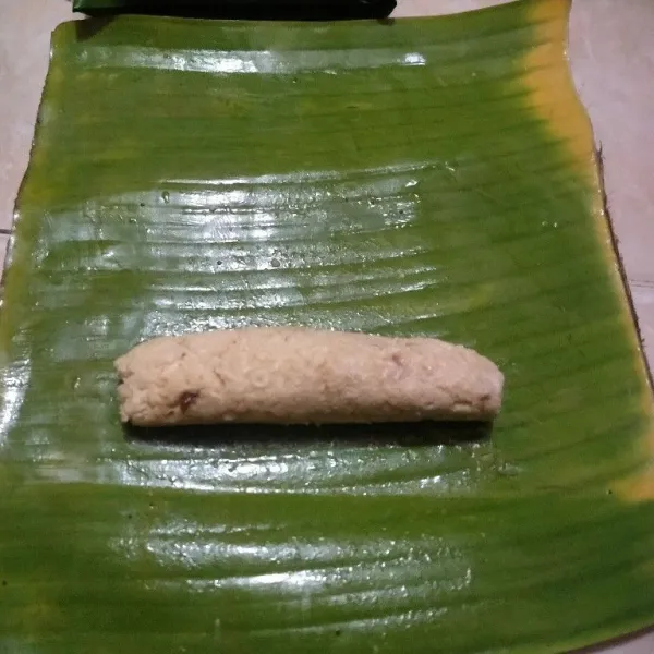 Ambil selembar daun pisang yang sudah jadi lembaran kecil.