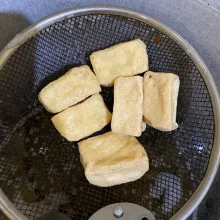Potong masing-masing tahu menjadi 2 bagian lalu goreng