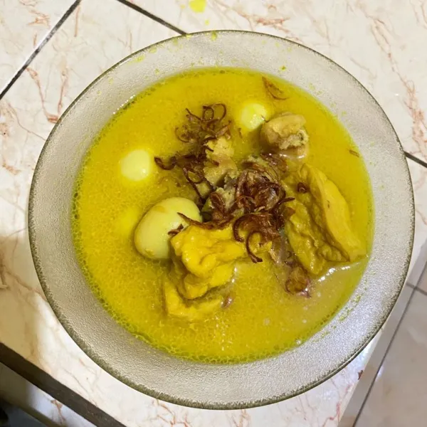 Opor ayam siap disajikan