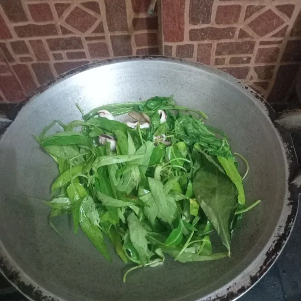 Tiriskan kangkung, lalu tumis dengan api kecil sambil diaduk agar bumbu tidak hangus. Tidak perlu ditambahkan air karena sisa air di kangkung akan turun dengan sendirinya.