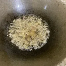 Goreng bawang merah yang sudah diiris tipis, lalu taburkan ke dalam opor yang sudah matang
