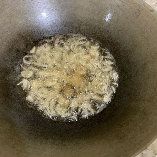 Goreng bawang merah yang sudah diiris tipis, lalu taburkan ke dalam opor yang sudah matang