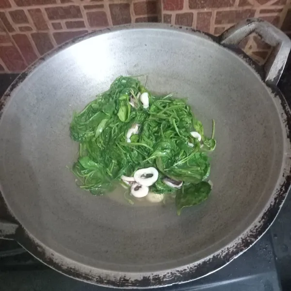 Tumis sampai sayur menyusut, jangan terlalu lama agar tidak benyek. Koreksi rasa, lalu sajikan.