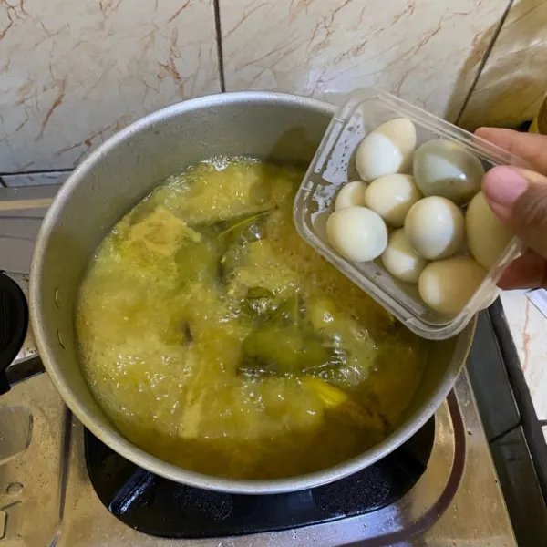 Kalau sudah mendidih masukkan telur puyuh dan tahu