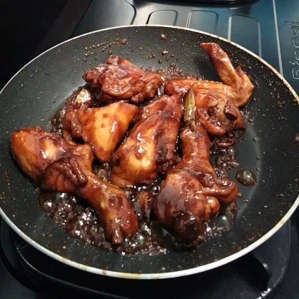 Di masak hingga ayam matang dan bumbu meresap sampai air menyusut dan mengental