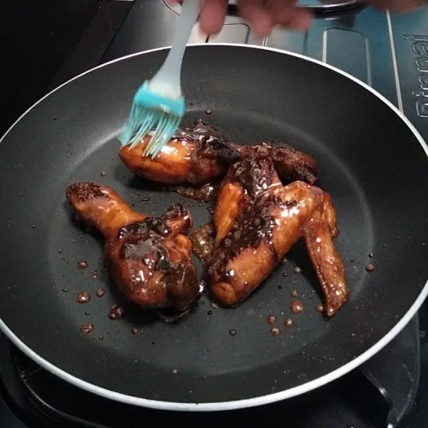 Setelah itu bakar ayam menggunakan teflon dan olesi dengan sisa bumbu hingga kecoklatan dan sedikit gosong