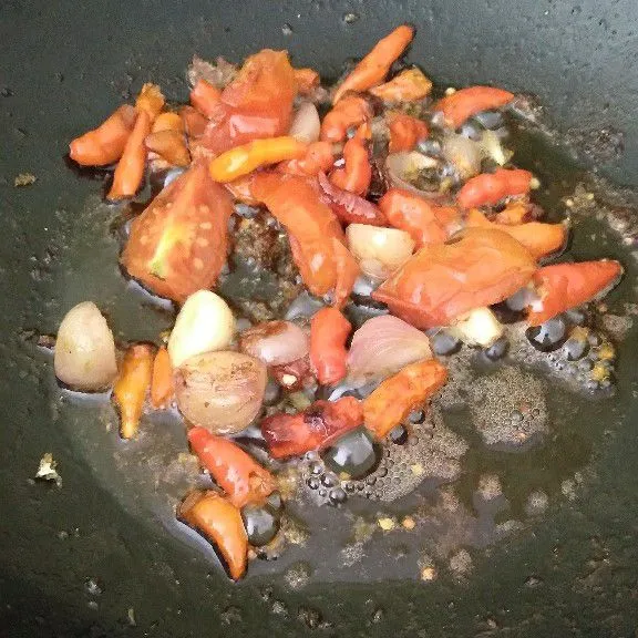 Goreng cabe, tomat, bawang merah dan bawang putih.