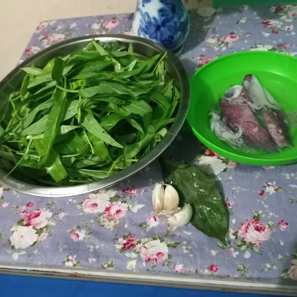 Persiapan bahan dimulai dari siangi kangkung, lalu cuci bersih. Potong-potong cumi, lalu rendam dengan larutan air campur cuka. Untuk bawang putih, cukup dirajang kasar.