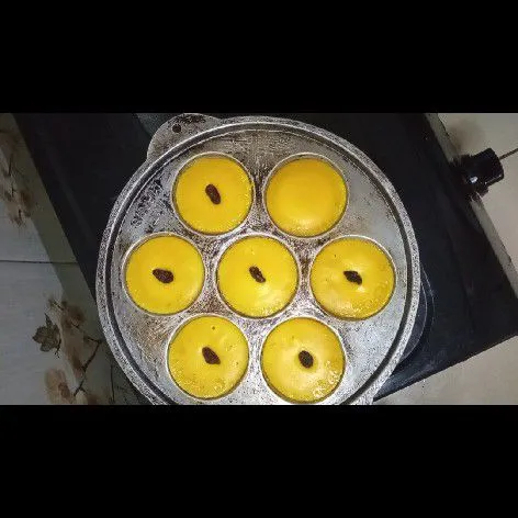 Jika permukaan sudah mulai agak kering, beri topping kismis diatasnya dan masak sampai matang