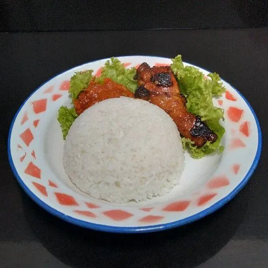 Terakhir sajikan bersama nasi putih, sambal terasi dan lalapan. Selamat mencoba