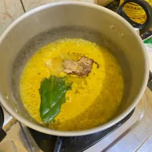 Dalam panci panaskan sedikit minyak lalu tumis bumbu halus, daun salam, sereh, lengkuas sampai harum. Masukkan garam, gula, kaldu ayam bubuk