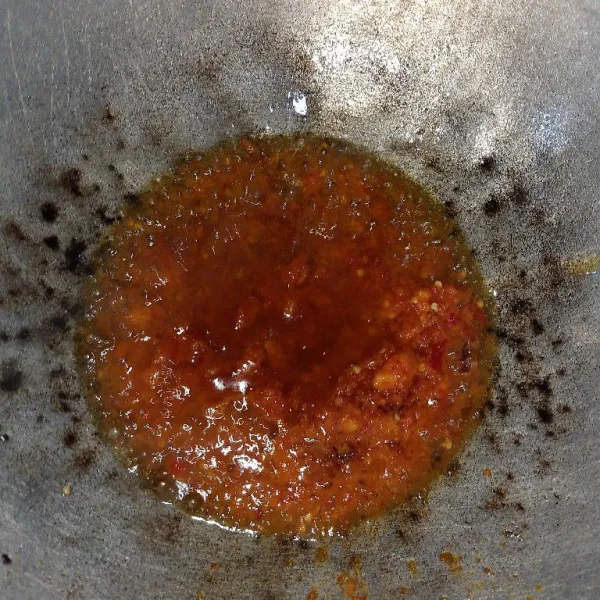 Panaskan minyak goreng tapi sampai hangat saja, masukkan bahan yang sudah dihaluskan