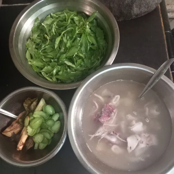 Siangi cumi, sayur kangkung dan kupas petai. Rendam cumi dalam larutan cuka.