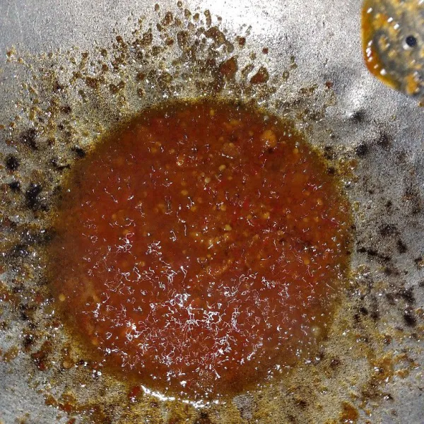 Tambahkan garam dan kaldu jamur, koreksi rasa